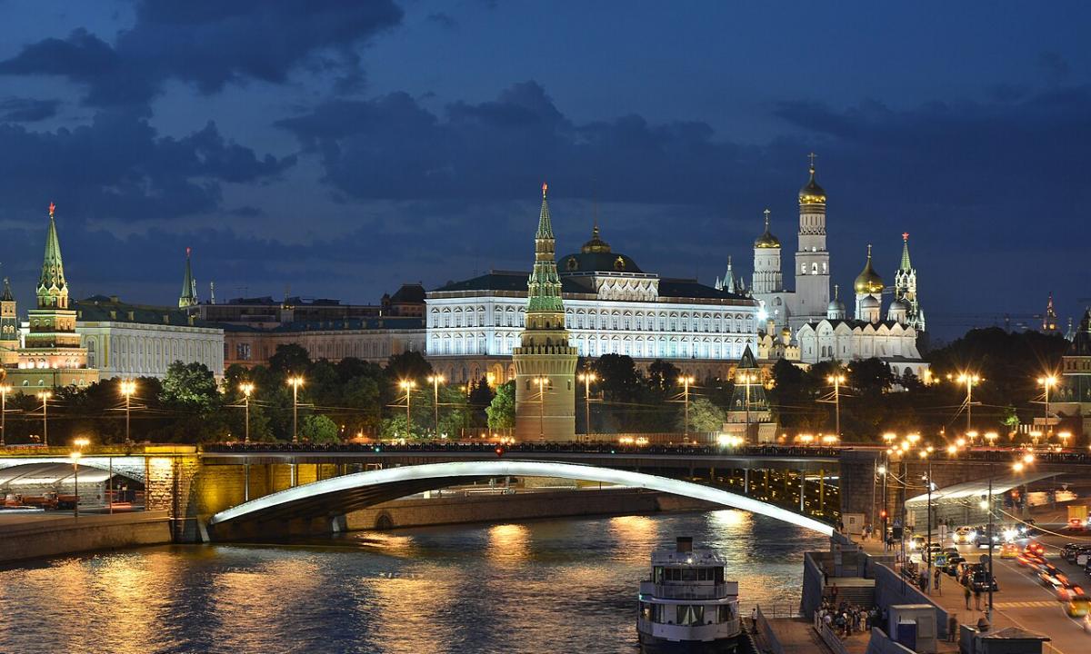 Panika Kremliuje: Putinas lenda po žeme, o gamyklos bėga į Sibirą – Rusijos karinei mašinai pasirodė „stop-kranas“