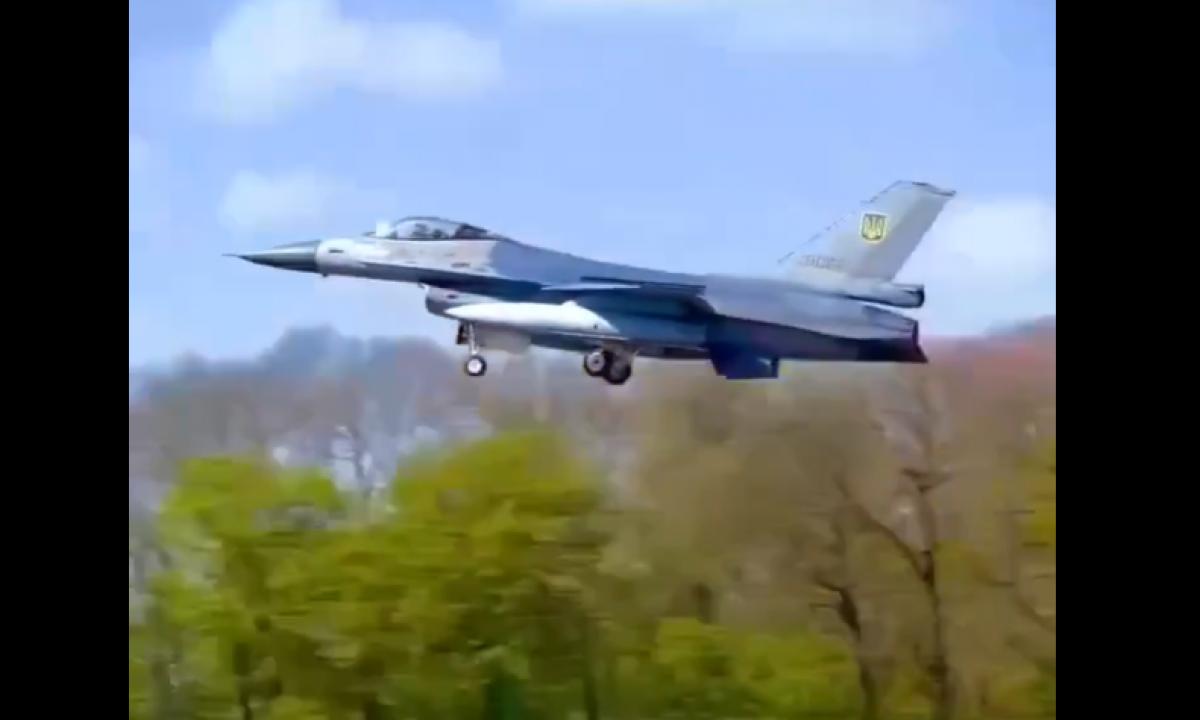 Paukštis kyla. Ukrainos oro pajėgų ženklas, bet visiškai kita šalis. Ką jis čia veikia? (Video)