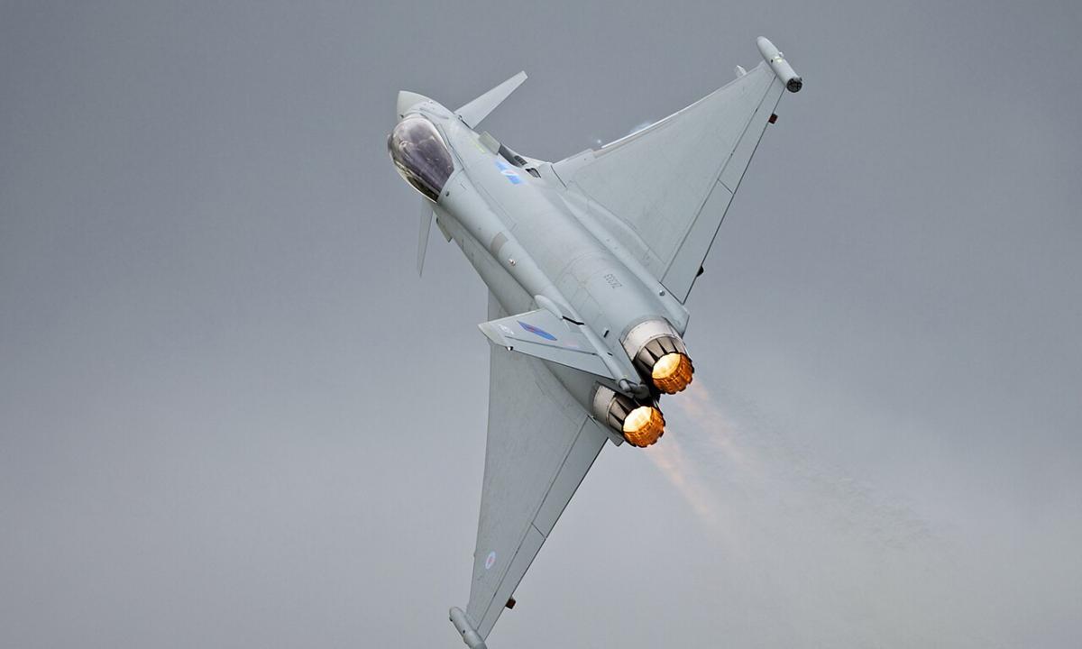 Įtampa pasiekė aukščiausią tašką: rusų bombonešis jau prie JK krantų – RAF pakėlė „Typhoon“ naikintuvus