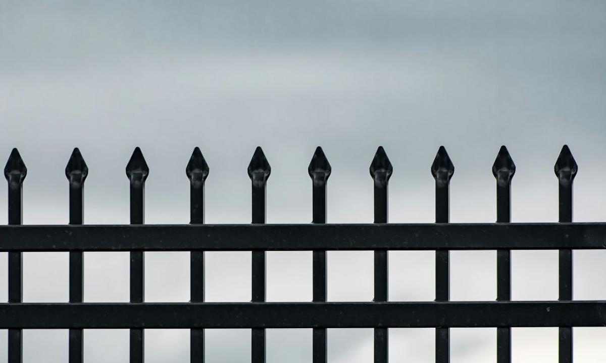 Pakanka vieno kaimyno judesio ir skambučio tarnyboms: mokėsite už kiekvieną centimetrą