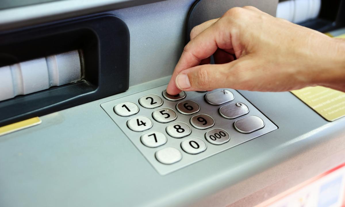 „Išsiimkite grynuosius dabar“ — kodėl bankai staiga siunčia šią žinutę?