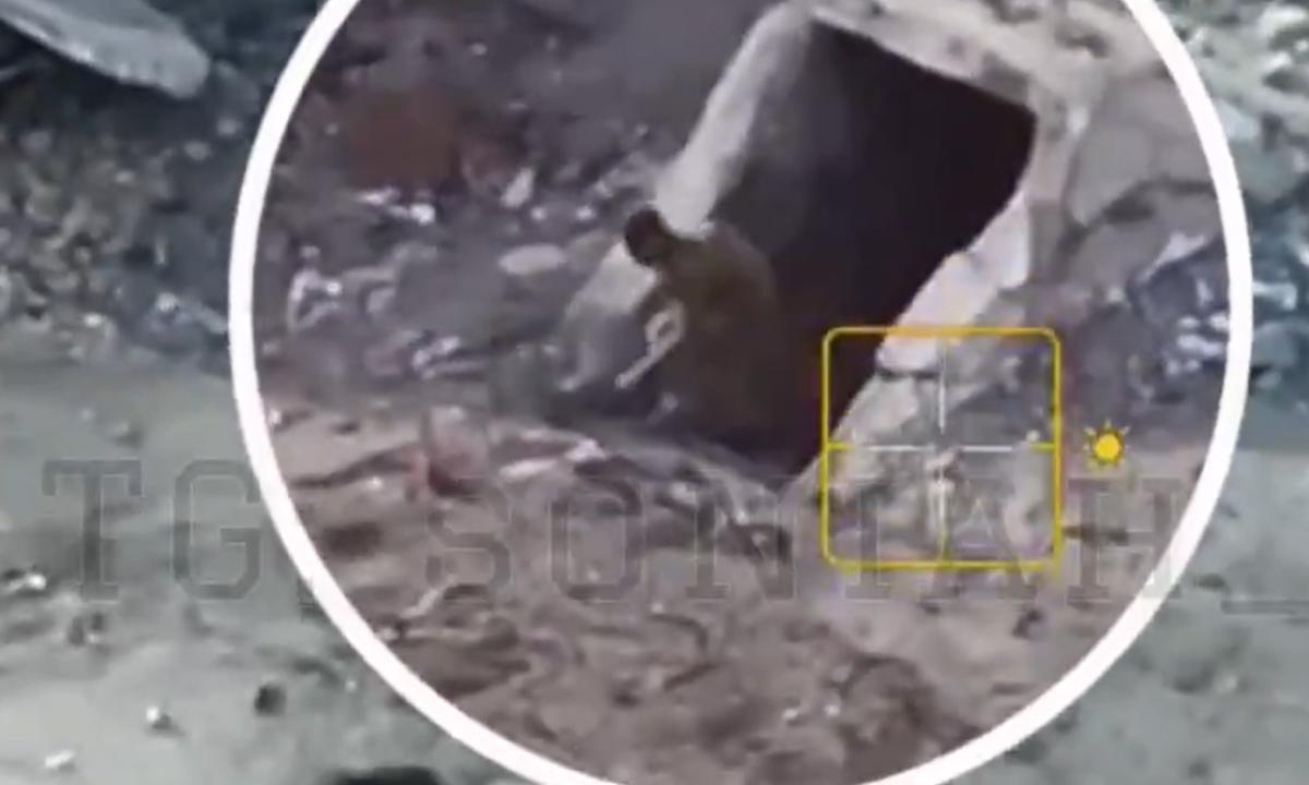 Ukrianiečių dronas juos pastebėjo. Ką čia daro iš žemės lendantys rusai (Video)