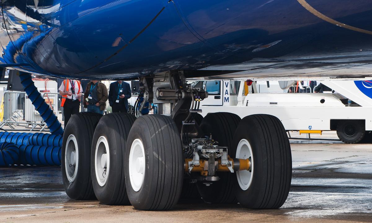 Aviakompanijos niekada jų neperka. Kiek laiko „gyvena“ lėktuvų padangos (Video)