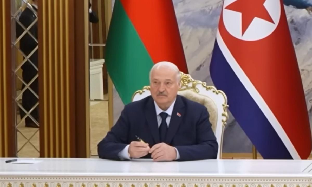 Lukašenka galanda ginklus, kažkam ruošiasi. „Mano užduotis yra perspėti kaimynus – Estiją, Latviją, Lietuvą, Lenkiją ir kažkiek Ukrainą“