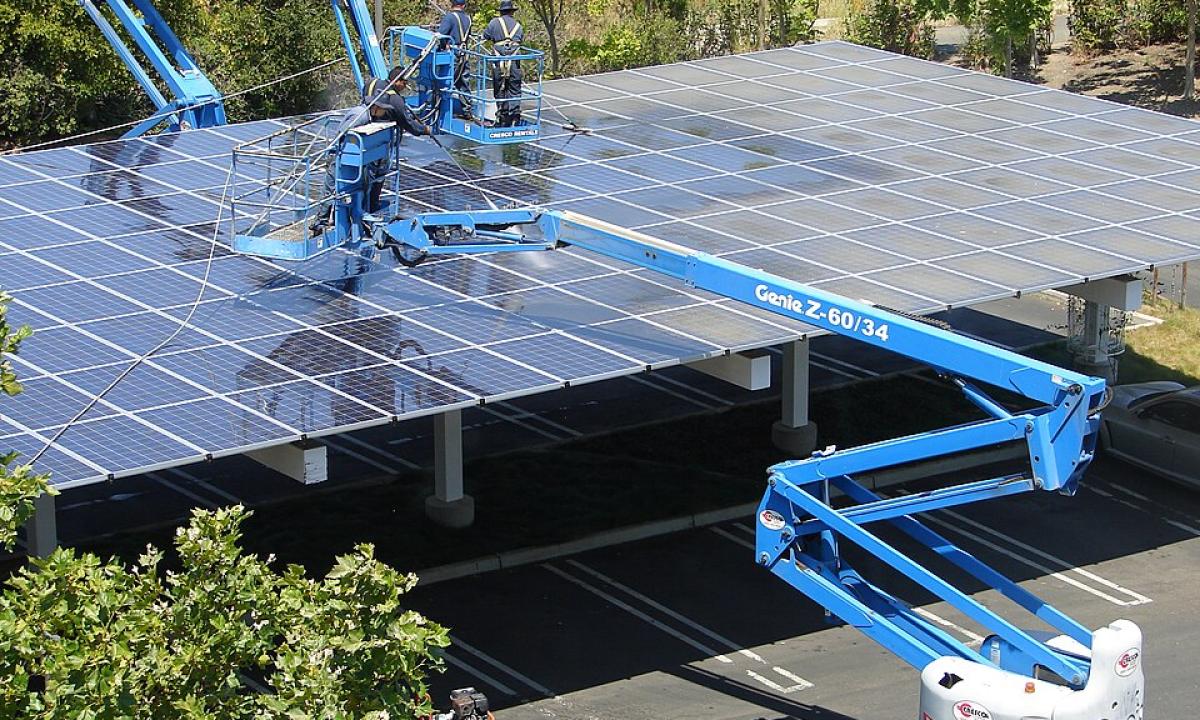 Ar saulės baterijos gali ne tik „siurbti“ energiją? Sensacingas poveikis žemei ir lietui