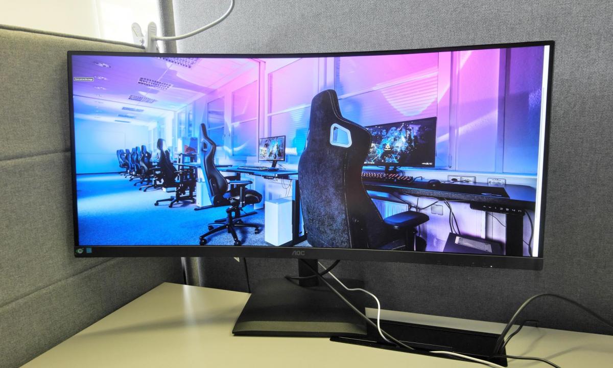 34 colių lenktas WQHD monitorius su pilnu USB-C funkcionalumu, „Ethernet" jungtimi ir „Smart KVM" funkcija – už mažiau nei 300 EUR? (AOC CU34E4CV APŽVALGA)