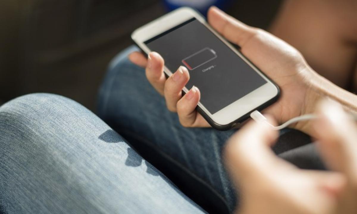 Kas nutinka, jei paliekate telefoną krautis visą naktį. Tai privalote žinoti