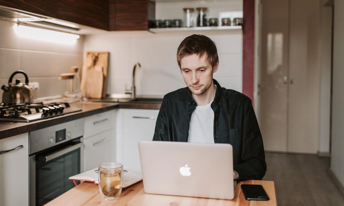 Darbas iš namų: kokios technologijos iš tikrųjų būtinos?