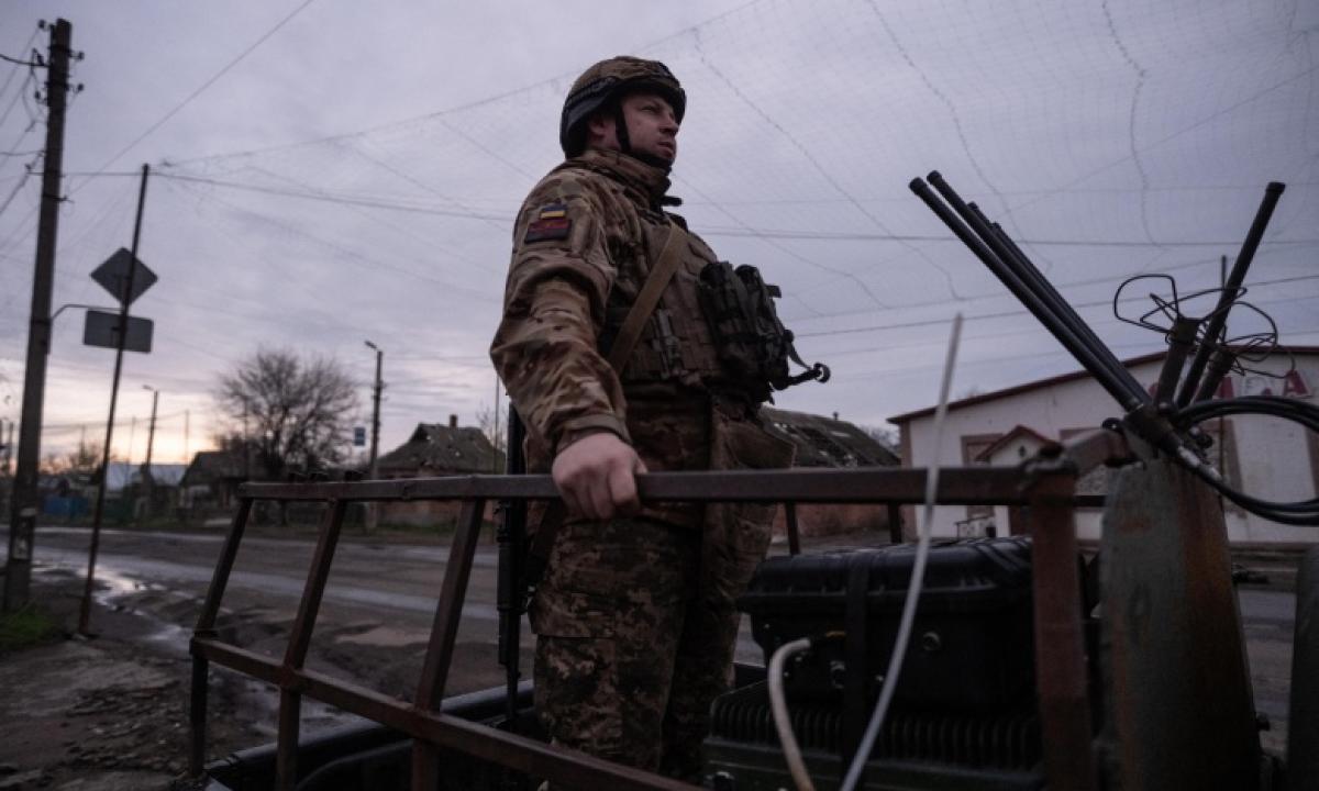 Karas Ukrainoje nesustoja: slaptos derybos, nauji dronai ir kova dėl fronto linijos (Video)