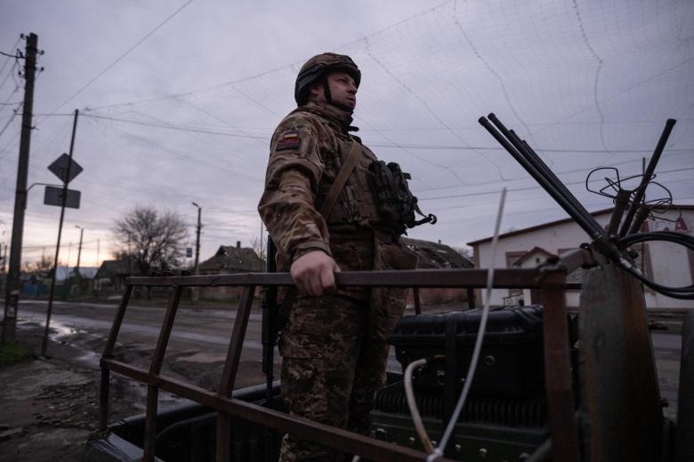 Ukrainos ginkluotųjų pajėgų 93-osios Kholodny Yar atskirosios mechanizuotosios brigados karys Druzhkivkos pakraštyje, Donecko srityje.