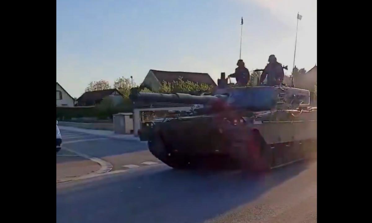 „Ariete“ lekia asfaltu! Kur pajudėjo italų tankai (Video)