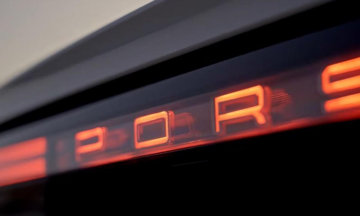 Iki 100 km/h iššauna vos per 2,5 sekundės: gatvėse rieda galingiausias visų laikų „Porsche“ (Video)