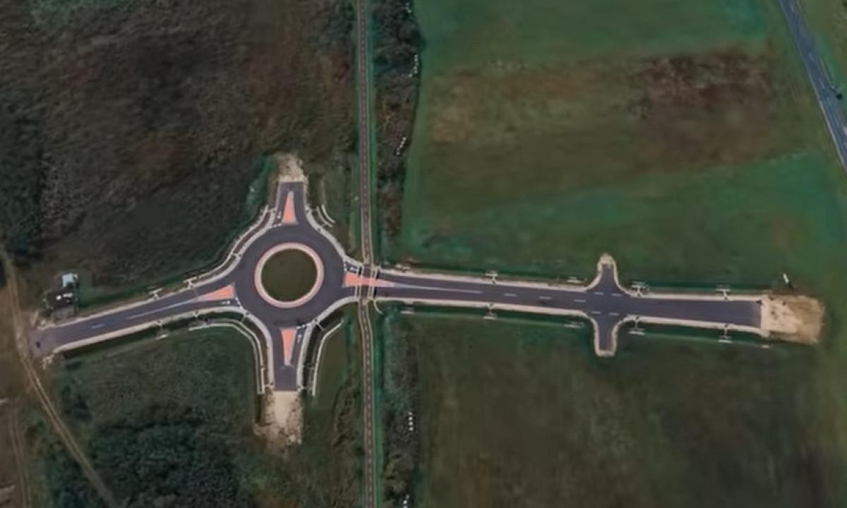 Apleista žiedinė sankryža rasta pievos viduryje. Tam yra geras paaiškinimas (Video)