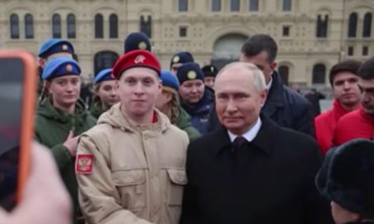 „Kyjivas per tris dienas“ žlugo: Putinas skelbia „Viskas frontui“ (Video)