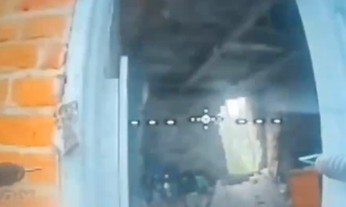 Lėtai, bet užtikrintai lenda į vidų. Ką aptiko ukrainiečiai (Video)