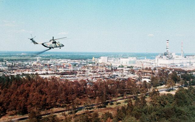 Sraigtasparnis purškia medžiagą, skirtą sumažinti radioaktyviųjų elementų taršą ore virš Černobylio atominės elektrinės praėjus kelioms dienoms po sprogimo