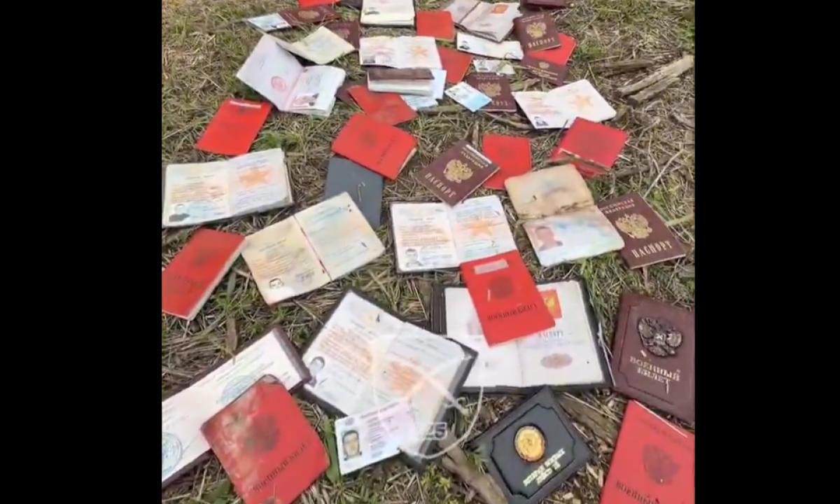 Rusų dokumentų krūva ant žemės. Kas čia vyksta (Video)