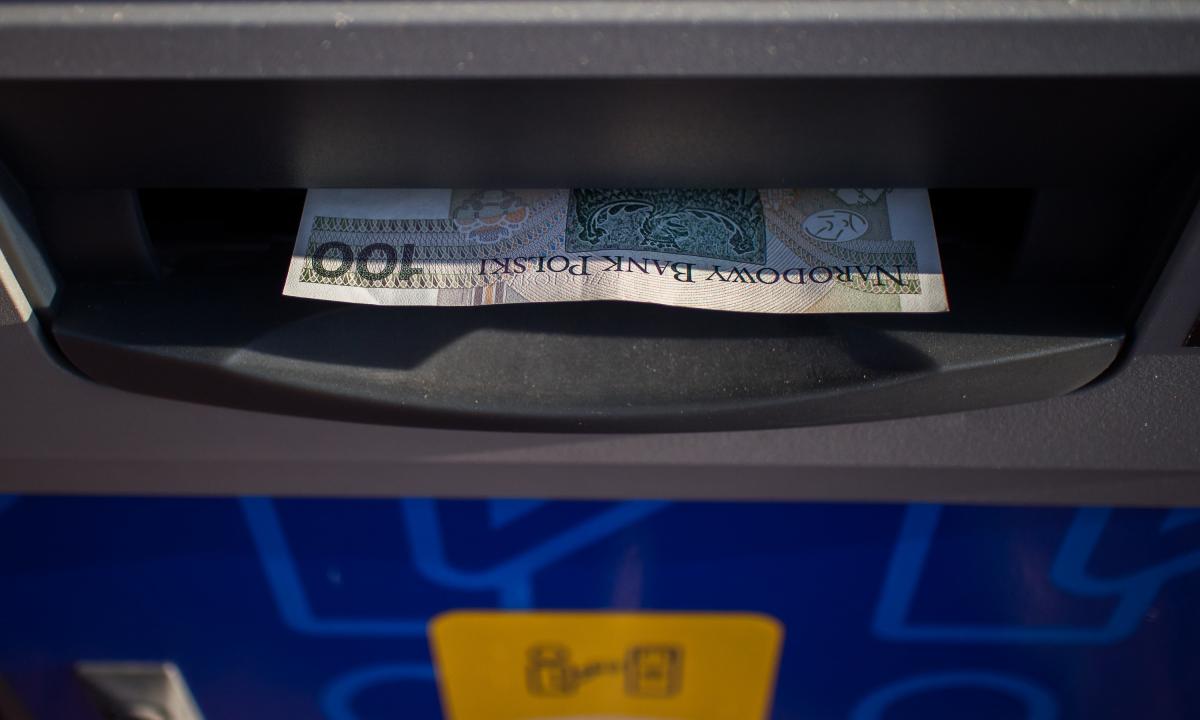 Ar galima nusiimti pinigų be kortelės? Ne visi pie tai žino