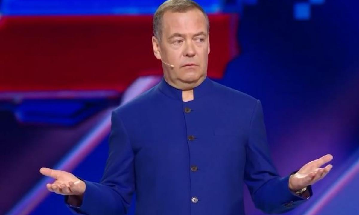 „Meška“ keičia kailį, bet ne instinktus? Kodėl Medvedevas staiga pradėjo čiulbėti apie ramybę Europai?