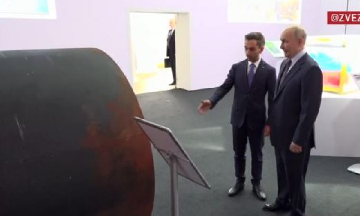 Absurdo dugnas: Putinui padovanotas vamzdžio gabalas iš Kursko (Video)
