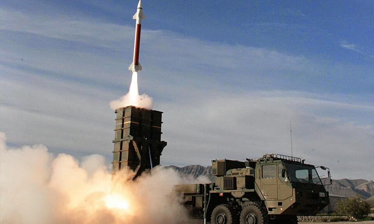 Istorinis lūžis: Japonija atveria ginklų sandėlius Ukrainai – Rusijos laukia „high-tech“ košmaras