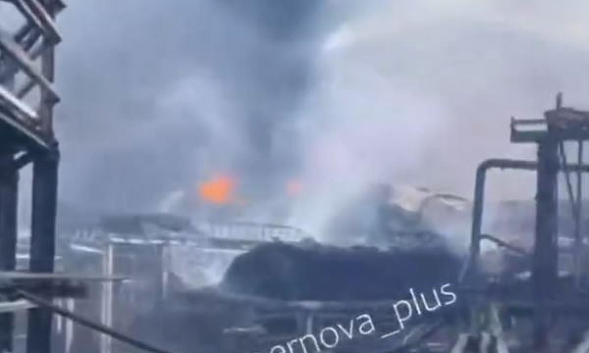 „Baisiai apmaudu, mes vėl degame!“ – rusai klykia iš nevilties: dronų „siurprizas“ Gegužės 1-osios proga (Video)