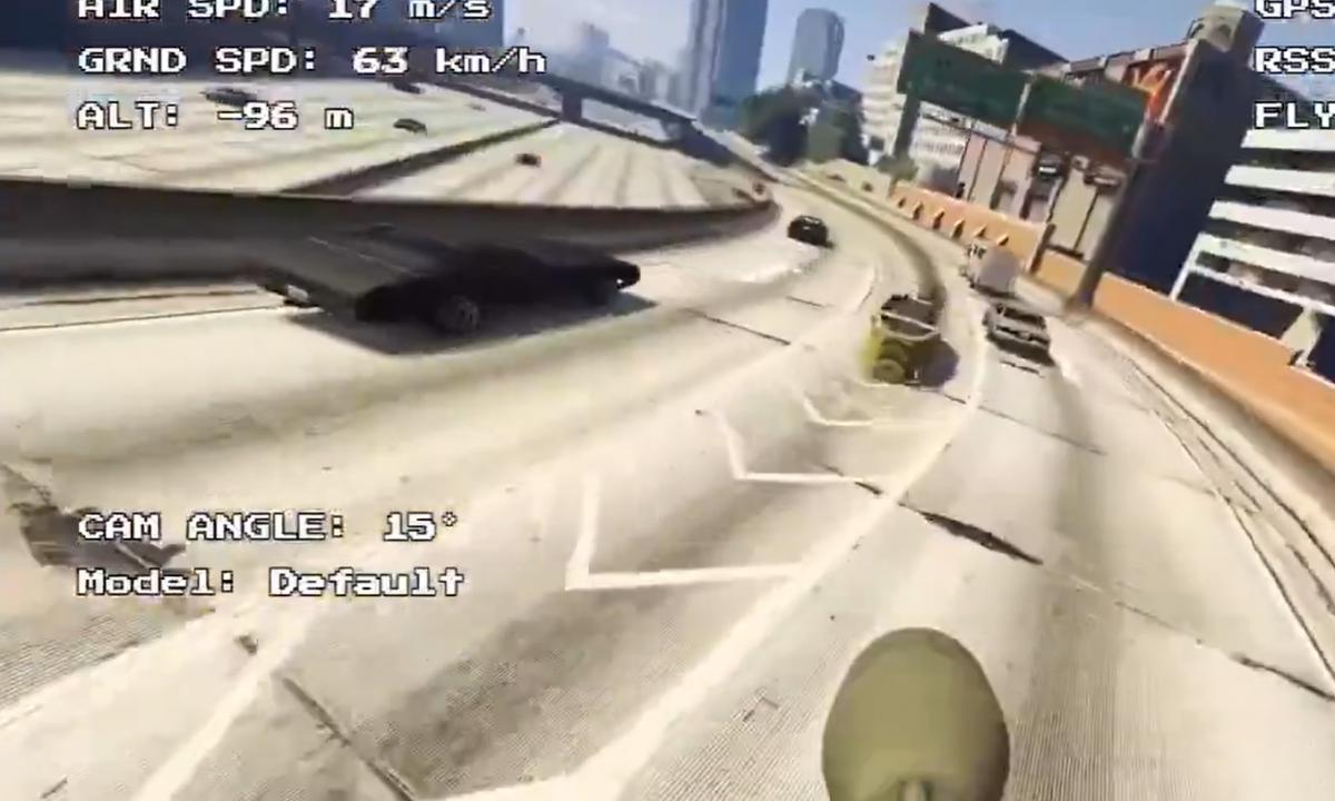 Ukrainiečių dronas kerta civiliniam sunkvežimiui greitkelio viduryje. Kas čia vyksta (Video)