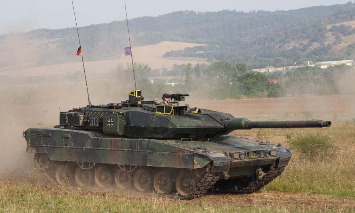 Nori pamatyti, kur nukeliavo 2 000 000 000 eurų? Jie nusipirko tankus, kuriems rusų raketos – kaip uodų įkandimai. Žiūrėk, ką jie gali