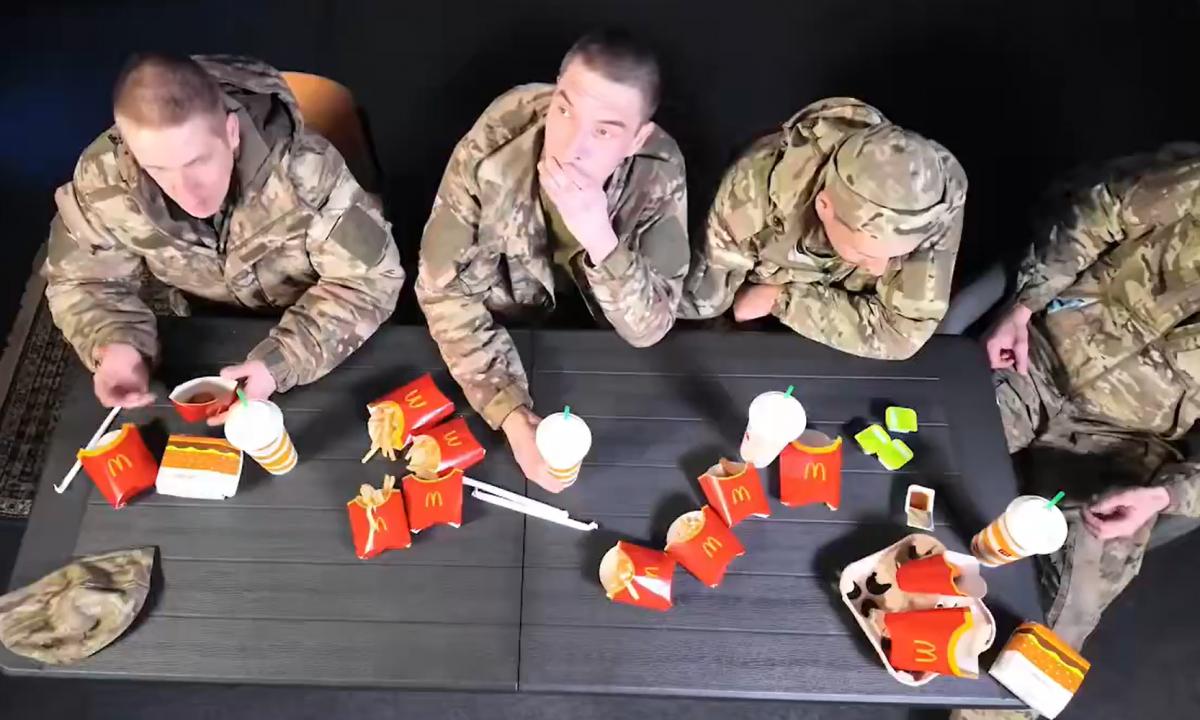 Rusai tvarkingai sėdi, valgo „McDonald's“. Kas juos pavaišino? (Video)