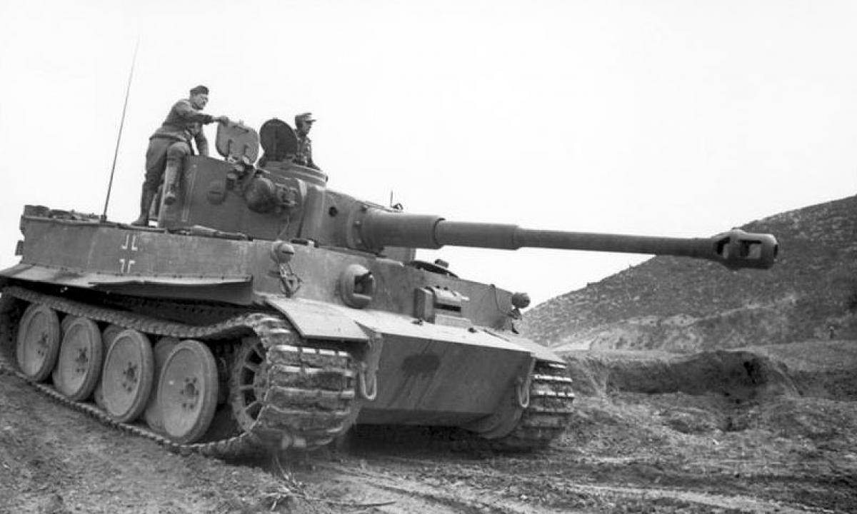 Kodėl Vermachto tankistai dėvėjo juodas uniformas? O kaip Sąjungininkai?