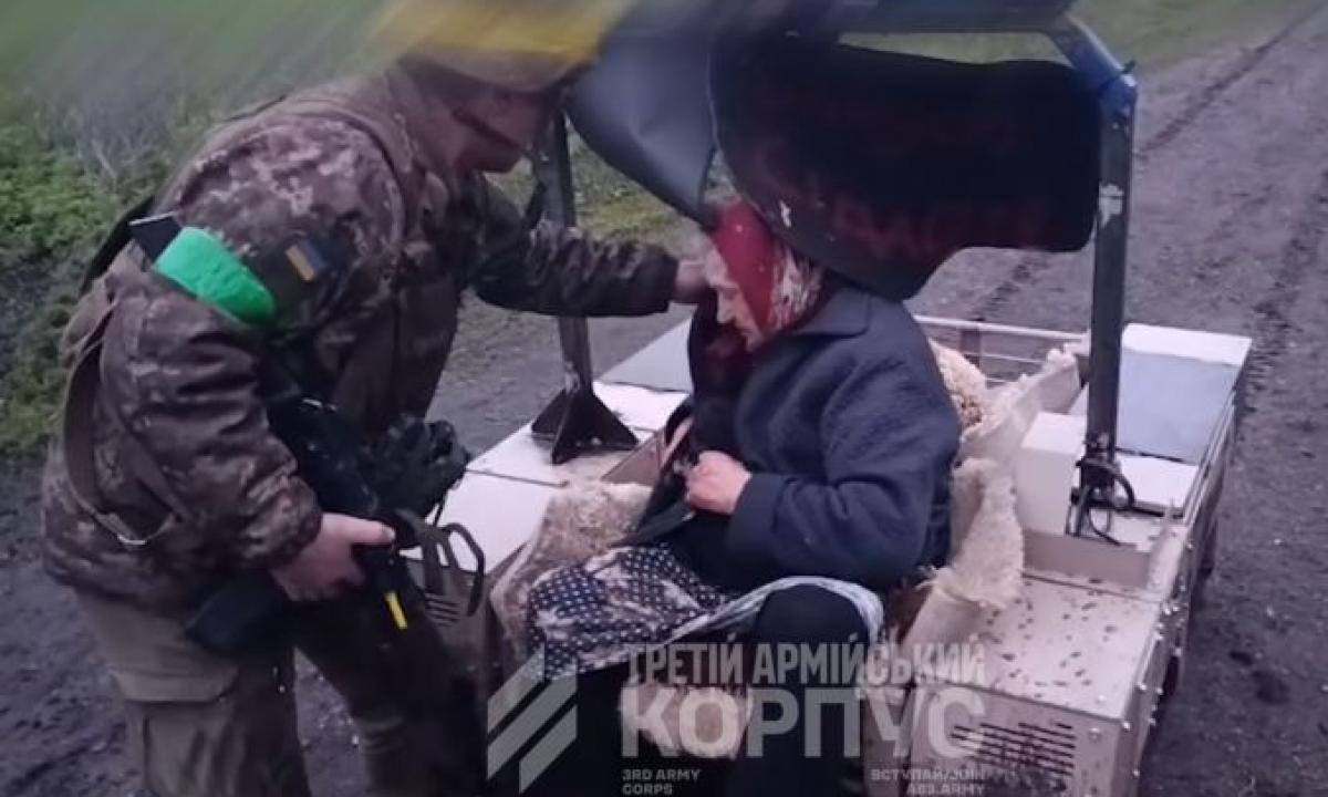 „Babusia, sidai!“: neįtikėtina gelbėjimo operacija – robotas-kamikadzė tapo vienintele viltimi išgyventi (Video)