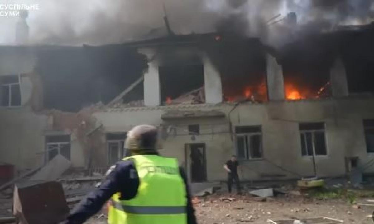 Žiaurumas be ribų: Rusijos „Shahed“ dronai rėžėsi tiesiai į vaikų darželį (Video)