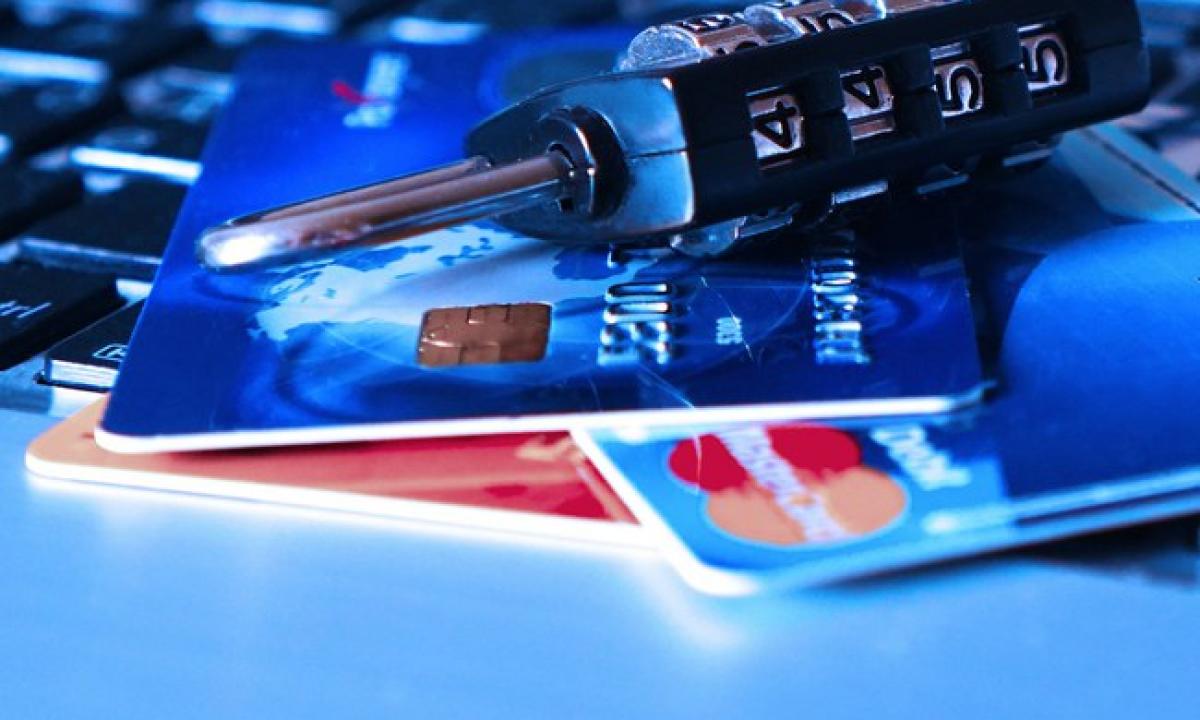 Taisyklė „200–500 eurų“. Kodėl ekspertai liepia skubiai ištuštinti korteles?