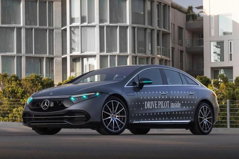 Turkio spalvos žibintai autonominiame Mercedes-Benz EQ