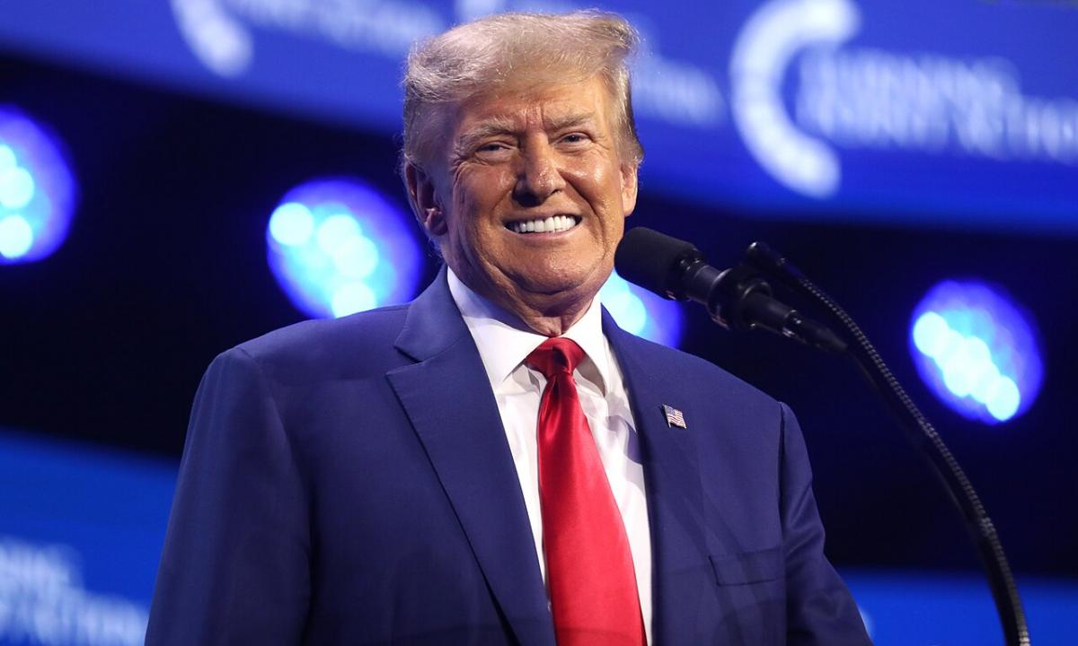 Kodėl jo vis dar nesustabdo? Tikroji priežastis, kodėl Amerika „atleidžia“  Trumpui, šokiruos daugelį