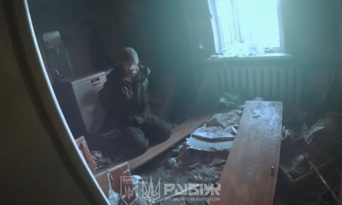Išgyvenimo drama griuvėsiuose: rusas mėnesius tūnojo pasaloje gerdamas balų vandenį, bet jį išdavė (Video)