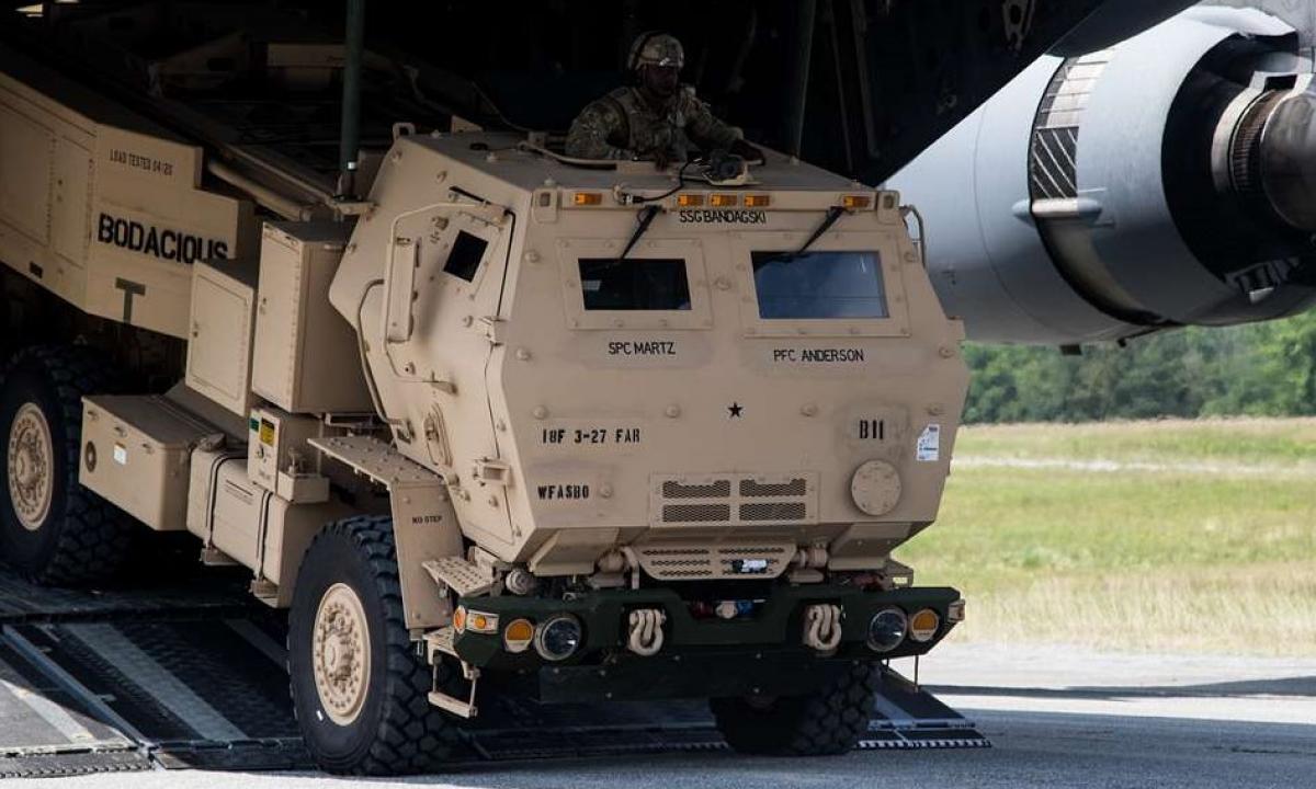 Netikėta HIMARS paslaptis: kodėl jo priekiniai stiklai skirtingo dydžio? (Foto)
