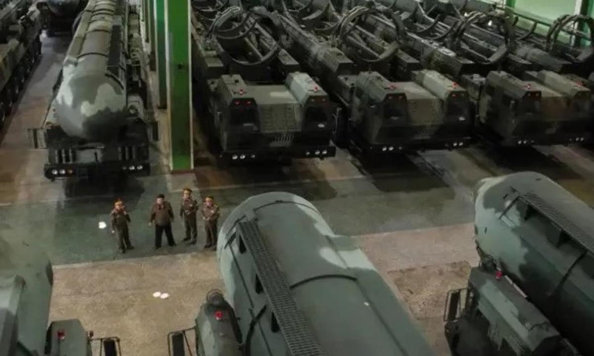 Sandėliai pilni ginklų. Jie vėl jiems grasina