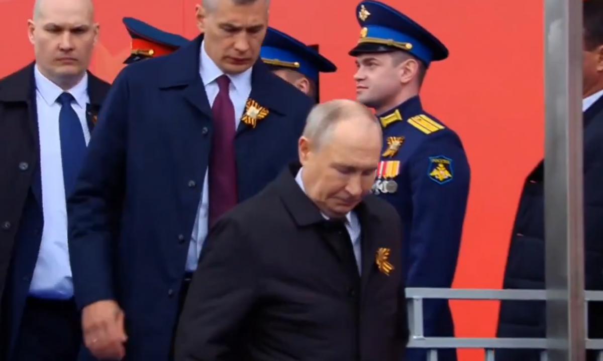 Nematytas vaizdas Maskvoje: į šarvuočius „įkalintas“ Putinas