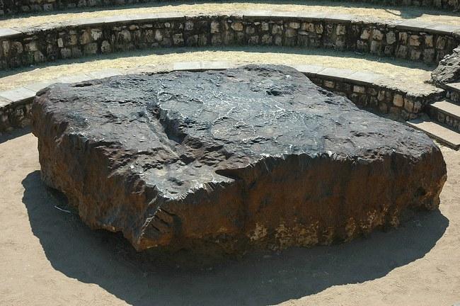 60 tonų 2,7 m ilgio Hobos meteoritas Namibijoje - didžiausias kada nors rastas meteoritas