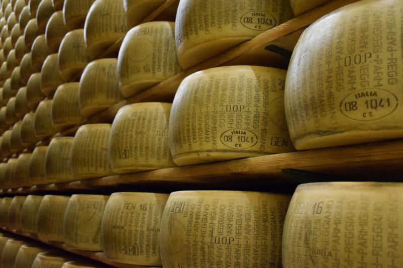 Parmigiano-Reggiano sūrio galvos