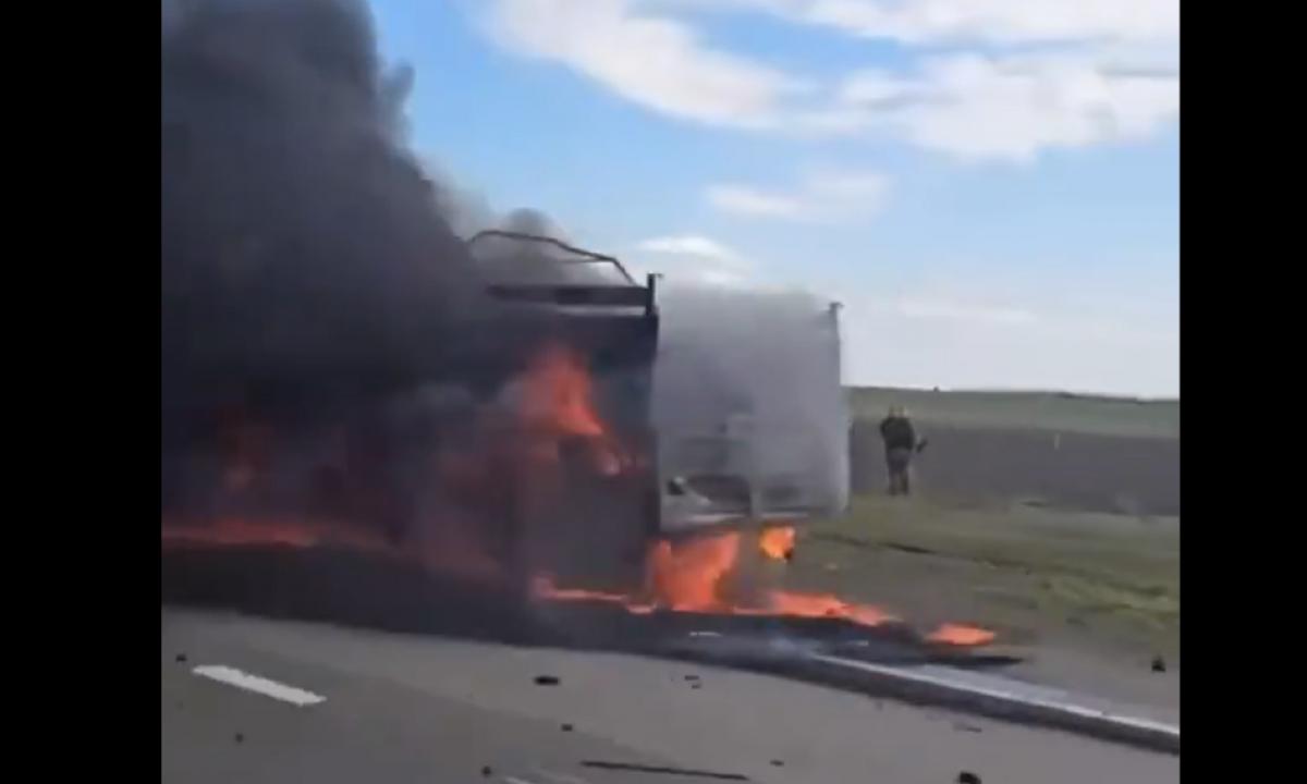 Ne šiaip degantis sunkvežimis – tai yra visiška katastrofa (Video)