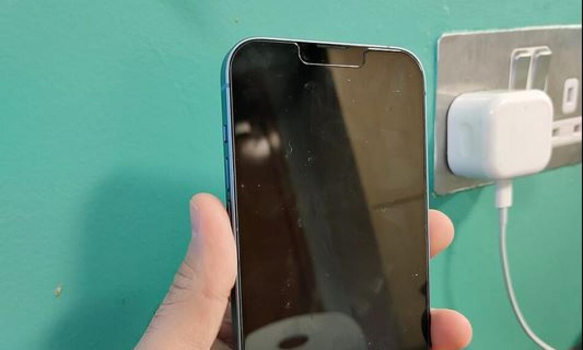 Netyčia įkrovėte telefoną iki 100%? Telefonų taisytojas atskleidžia tiesą: ar tikrai „nužudėte“ bateriją?