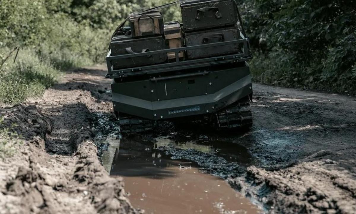 Šimtai mašinų Ukrainai. Jos užlies fronto linijas