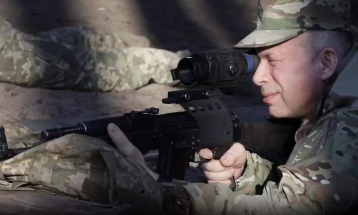 Pats Syrskis paėmė automatą į rankas: „Kare su Rusija tai neišvengiama“ (Video)