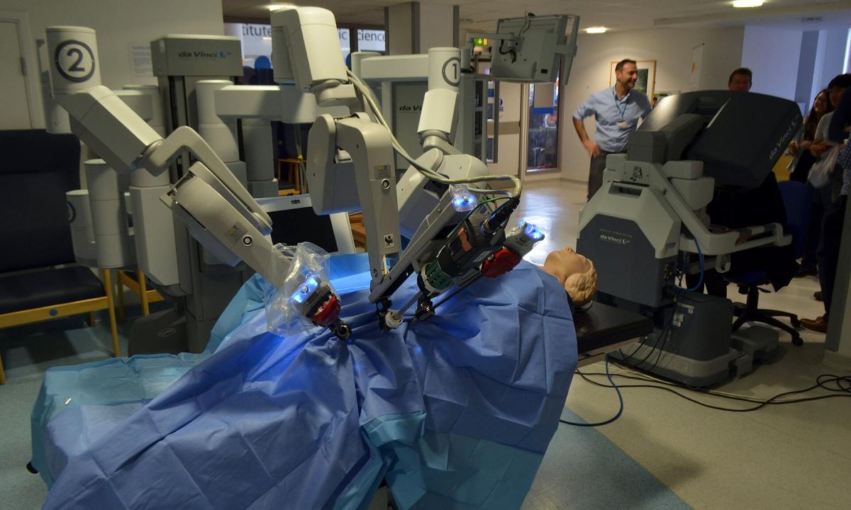 Mus operuos robotai? Muskas rėžė: jie pakeis  chirurgus per penkerius metus