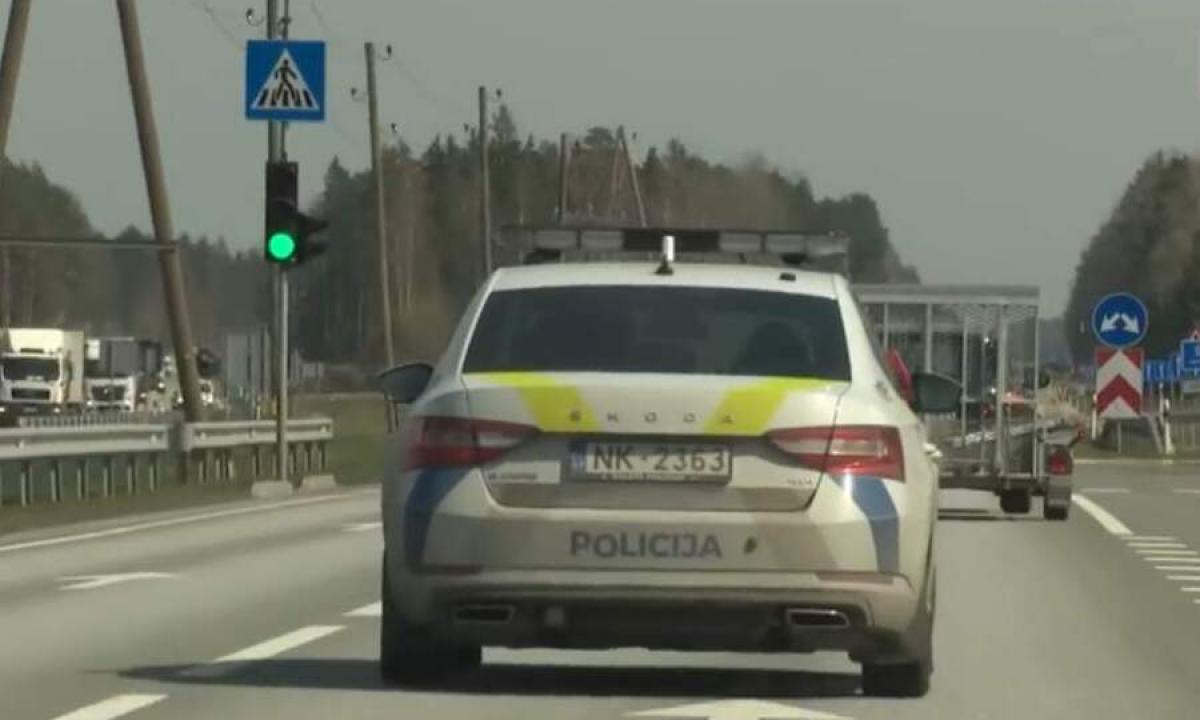 100 % sėkmės formulė: pareigūnas „tyliai“ atskleidė, kodėl dokumentus tyloje pateikę vairuotojai greitai paleidžiami
