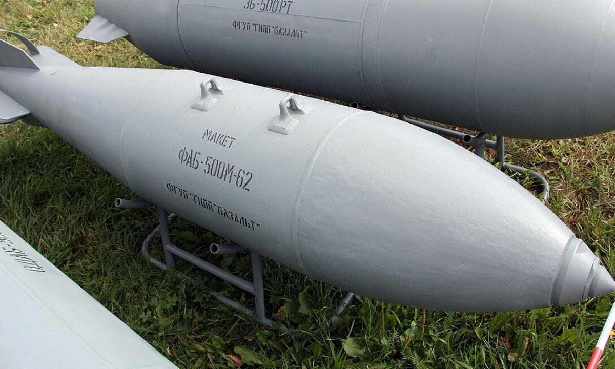 Kremlius nutylėjo: rusų bomba FAB-500 suvarpė geležinkelį ir nuo bėgių nuvertė keleivinį traukinį (Foto)