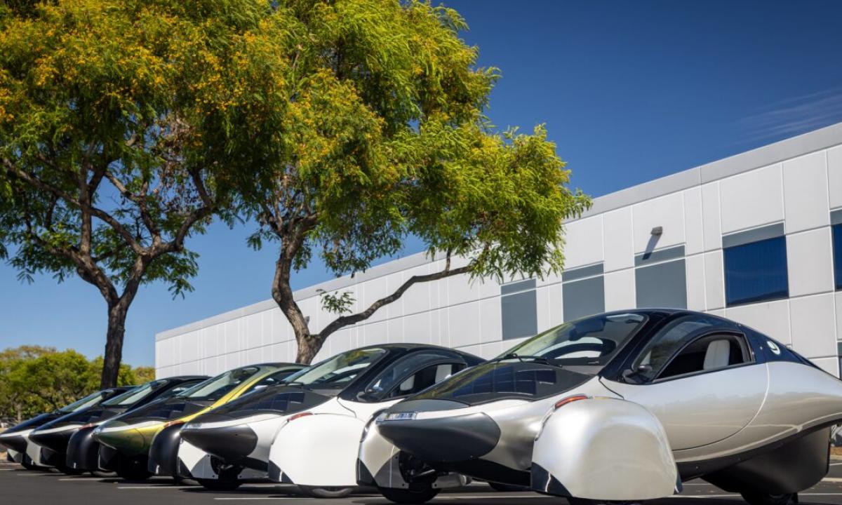 Pagaliau tai vyksta! Pirmieji saulės baterijomis varomi automobiliai tampa realybe (FOTO, VIDEO)