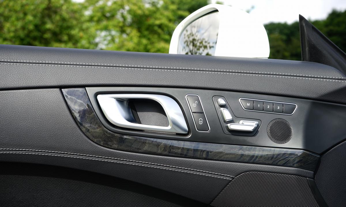 Dauguma vairuotojų tai daro neteisingai. Jie nežino, kaip atidaryti automobilio dureles